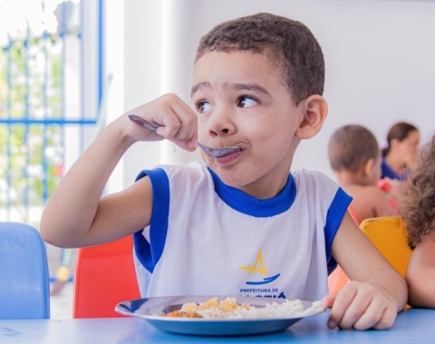 Nutricionistas garantem alimentação saudável a mais de 60 mil estudantes