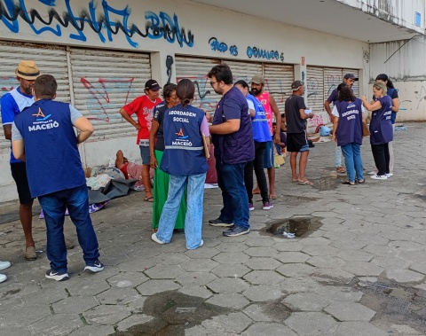 Pessoas que viviam em situação de rua no Centro são realocadas após diálogo com município