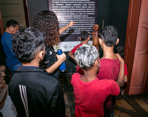 Crianças e adolescentes do abrigo Acolher visitam o Museu Théo Brandão