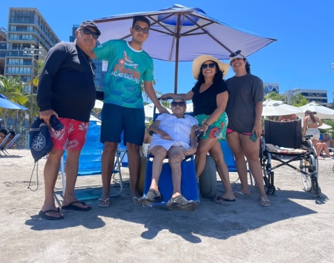Após quatro anos, idosa volta a tomar banho de mar com apoio do Praia Acessível em Maceió