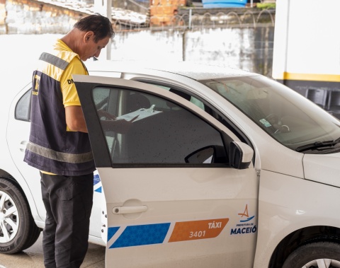 DMTT faz vistorias em veículos de taxistas recém-credenciados