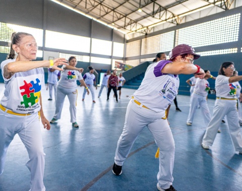 Pessoas idosas do Serviço de Convivência participam de aulão de capoeira