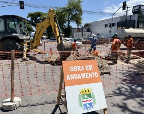 Obra emergencial de drenagem interdita via no Conjunto Murilópolis, na Serraria
