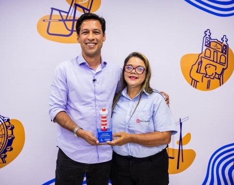 Prefeito Rodrigo Cunha homenageia motorista do Ônibus da Mulher pelo trabalho em Maceió