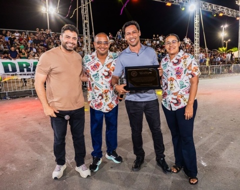 Prefeito Rodrigo Cunha prestigia encerramento do Festival de Bumba Meu Boi