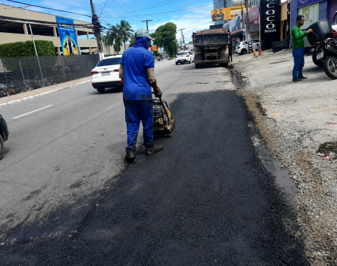 Operação Tapa-Buraco recupera trecho danificado na Avenida Comendador Gustavo Paiva