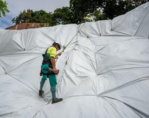 Defesa Civil instala mais de 45 mil m² de lonas em áreas de risco