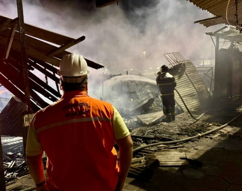 Prefeitura de Maceió atua para reduzir danos de incêndio no entorno do Mercado da Produção
