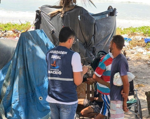 Prefeitura de Maceió realiza Operação Acolhida na Orla da Praia da Avenida