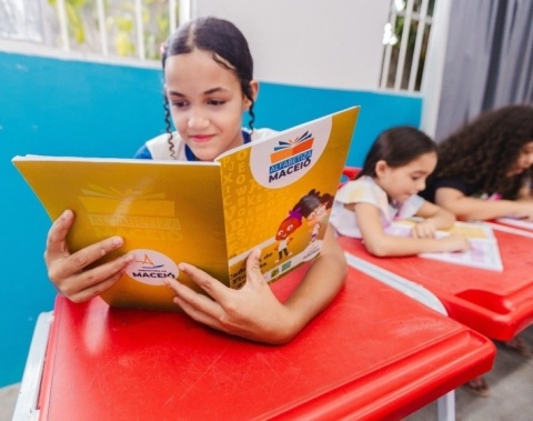 Educação de Maceió avança na alfabetização na idade certa e fluência leitora cresce mais de 100% em cinco anos