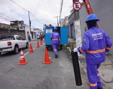 Ilumina inicia retirada de fios obsoletos na Rua Melo Morais após incêndios em postes
