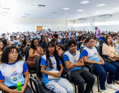 Poema escrito por estudante vira inspiração para debate sobre bullying nas escolas de Maceió