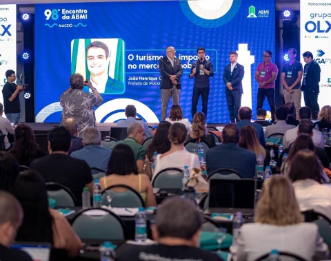 JHC destaca Maceió como cidade de oportunidades em encontro da ABMI