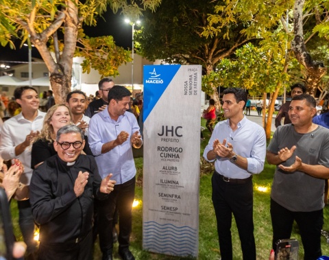 JHC entrega praça totalmente revitalizada no Feitosa