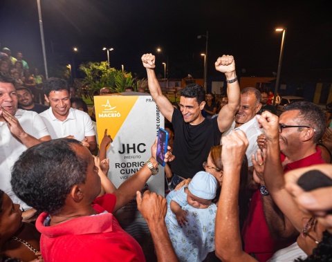 JHC entrega praça no Conjunto Carminha e celebra nova fase do Benedito Bentes