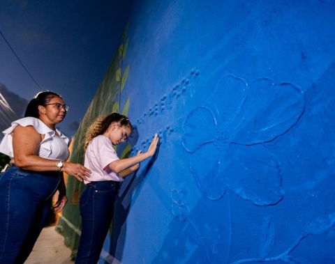 JHC entrega nova praça no Feitosa e cria espaço inclusivo para pessoas com deficiência visual