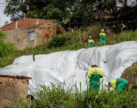 Equipes iniciam instalação de lonas em quatro regiões da capital