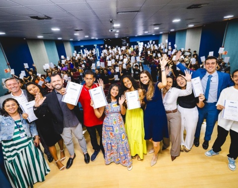 Emprega Jovem celebra formatura de mais 360 alunos
