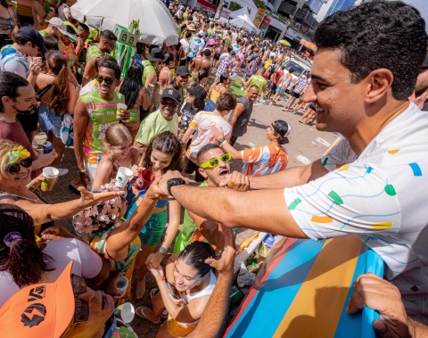 JHC prestigia Pinto da Madrugada, exalta encontro de gerações e força cultural no maior bloco à beira-mar do Brasil