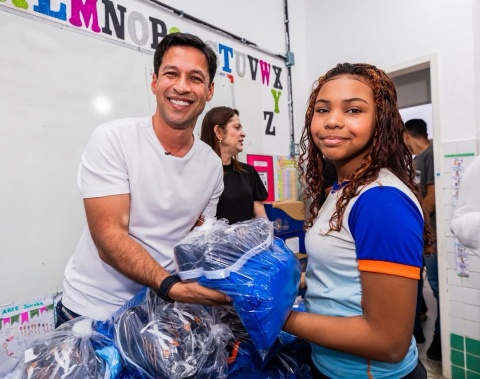 Prefeito Rodrigo Cunha acompanha volta às aulas e entrega kits escolares a estudantes da rede municipal