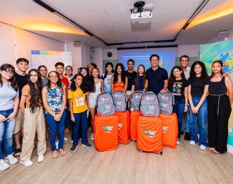 Prefeito Rodrigo Cunha entrega kits aos estudantes que embarcam para intercâmbio nesta sexta(17)