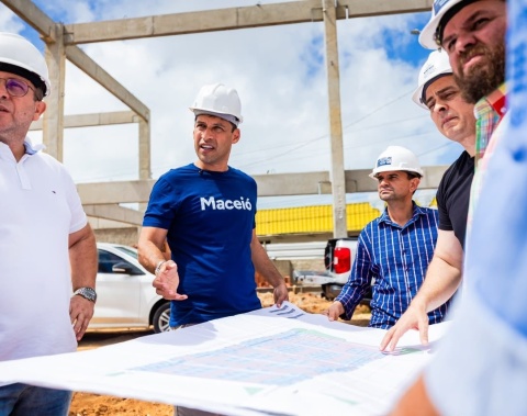 “Mais uma grande obra saindo do papel”, diz prefeito Rodrigo Cunha durante vistoria ao Mercado do Jacintinho