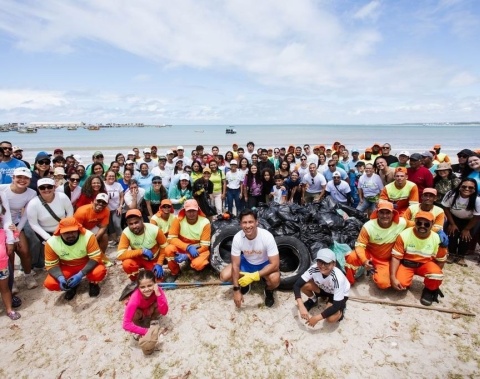 Prefeito Rodrigo Cunha participa de mobilização mundial pela limpeza de praias, rios e mangues em Maceió