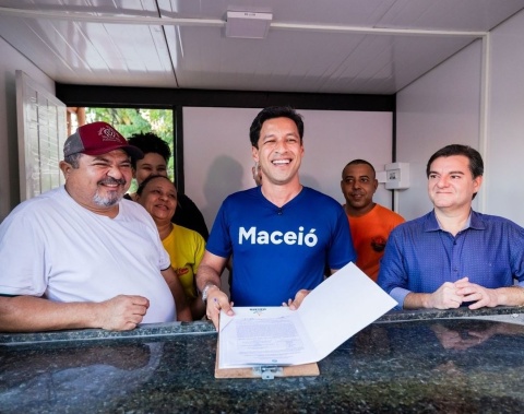 Prefeito Rodrigo Cunha entrega canteiros revitalizados e novos boxes a permissionários na Pajuçara