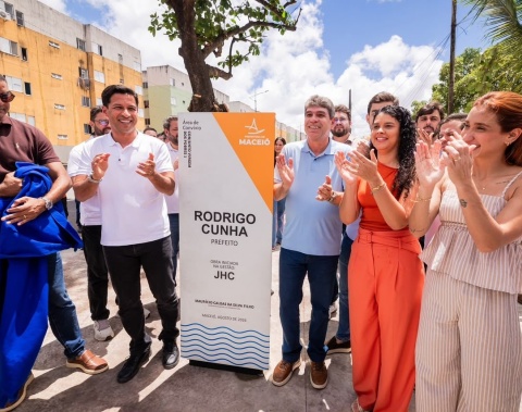 Prefeito Rodrigo Cunha entrega área de convivência revitalizada no Virgem dos Pobres 1