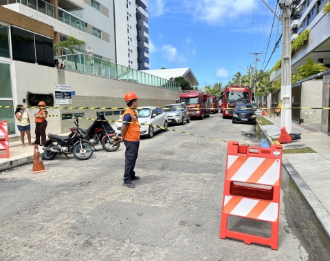Defesa Civil de Maceió atua na segurança e orientação de moradores durante incêndio na Ponta Verde