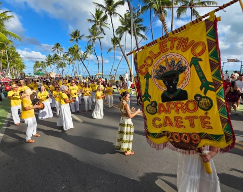 Cortejo Afro celebra a diversidade e reforça o mês da consciência negra na Rua Aberta