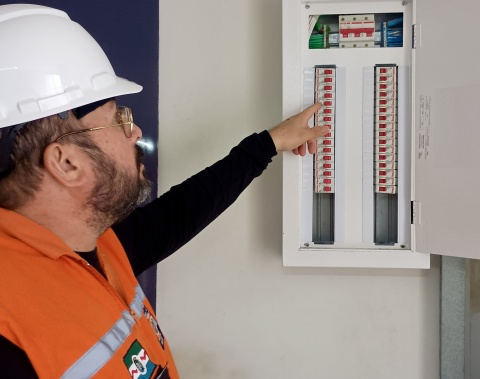 Defesa Civil reforça importância da manutenção elétrica para evitar incêndios residenciais