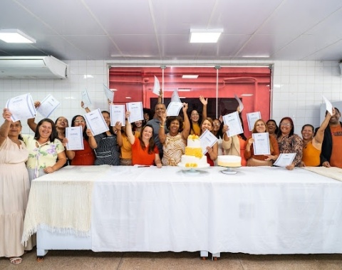 Alunos do Acessuas celebram encerramento de curso de confeitaria