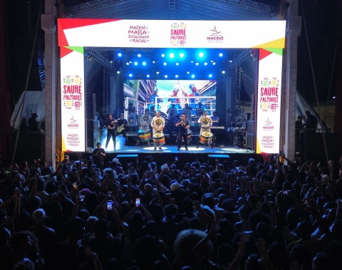 Saurê Palmares reúne multidão em noite cheia de música e dança em Maceió