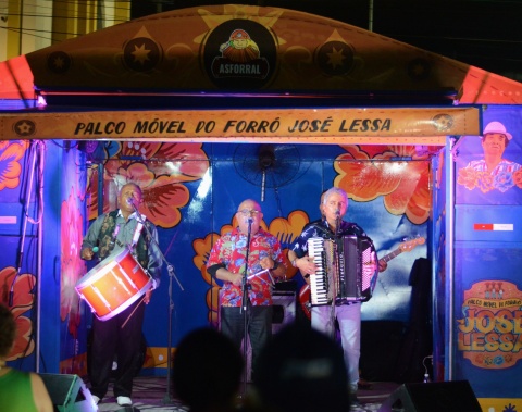 Cultura e alegria marcam noite de famílias com o projeto Palco Móvel no José Tenório