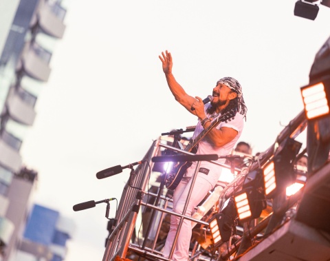 Bell Marques comanda arrastão na orla marítima no primeiro dia do ano em Maceió