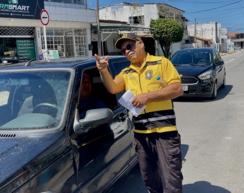 DMTT orienta população sobre mudança de sentido em rua no Poço
