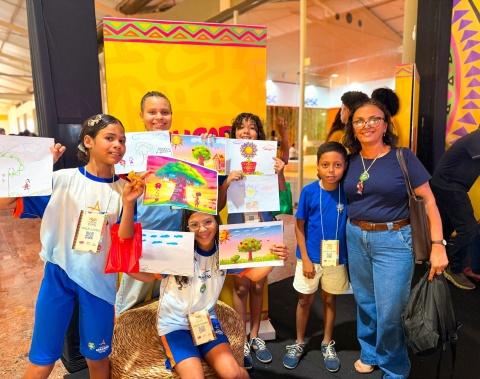 Crianças dão vida aos próprios desenhos com ajuda de IA na Bienal do Livro