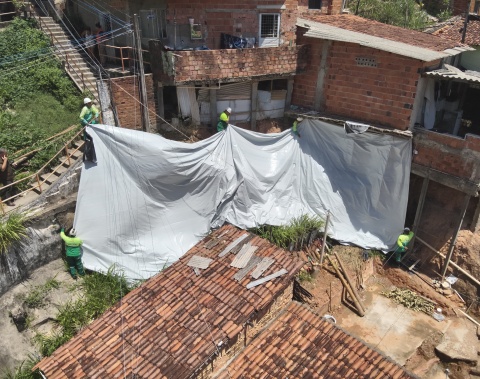 Defesa Civil avança no trabalho preventivo com aplicação de lonas em áreas de risco
