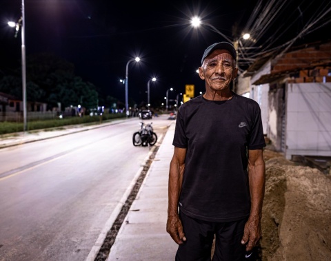 'Quando é noite, a gente pensa que é dia', diz morador após luz LED chegar ao Vale do Reginaldo