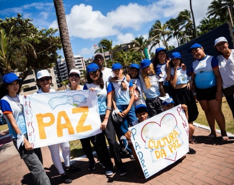 Caminhada da Paz leva centenas de estudantes de escolas municipais à praia de Jatiúca