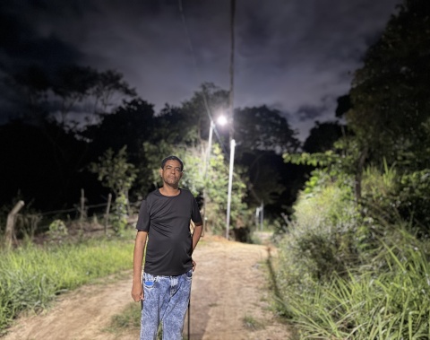 Moradores comemoram chegada de nova iluminação em áreas de díficil acesso na Grota do Andraújo