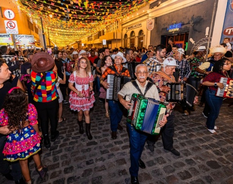 Arrasta Pé leva cultura, tradição e multidão para bairro de Jaraguá