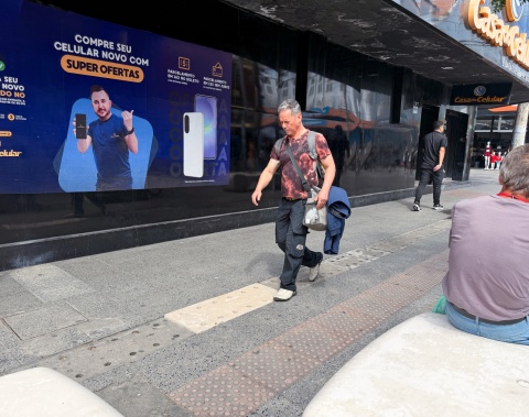 Placas de concreto no Centro são substituídas; motoristas devem reforçar cuidado com áreas destinadas aos pedestres