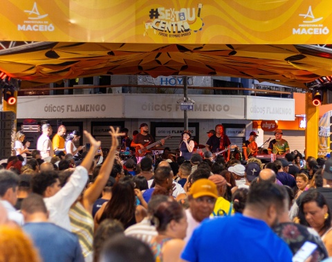 Sextou no Centro reúne centenas de pessoas em noite de samba e reggae no Calçadão
