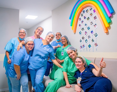 Mural com fotos da infância emociona profissionais da UTI no Hospital da Cidade em Maceió 