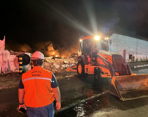 Prefeitura de Maceió mobiliza equipes para incêndio em fábrica no Polo Multissetorial
