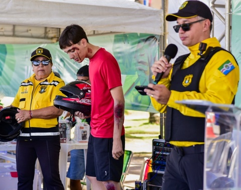 DMTT participa de ação do Abril Verde com simulação de sinistro e orientação sobre uso de capacete