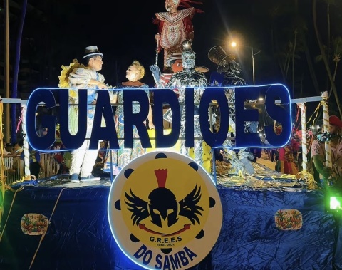 Carnaval na Orla reúne multidão e celebra a força das escolas de samba em Maceió