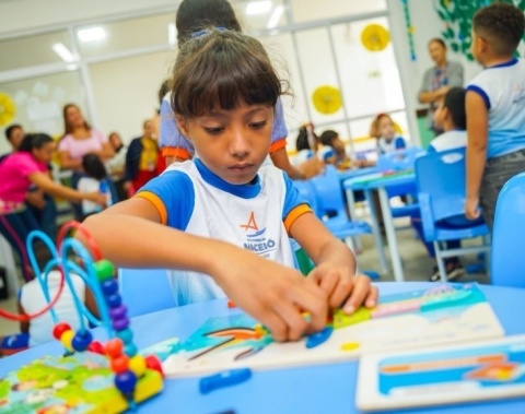 Estudantes da rede pública de Maceió retornaram às aulas nesta terça (7)